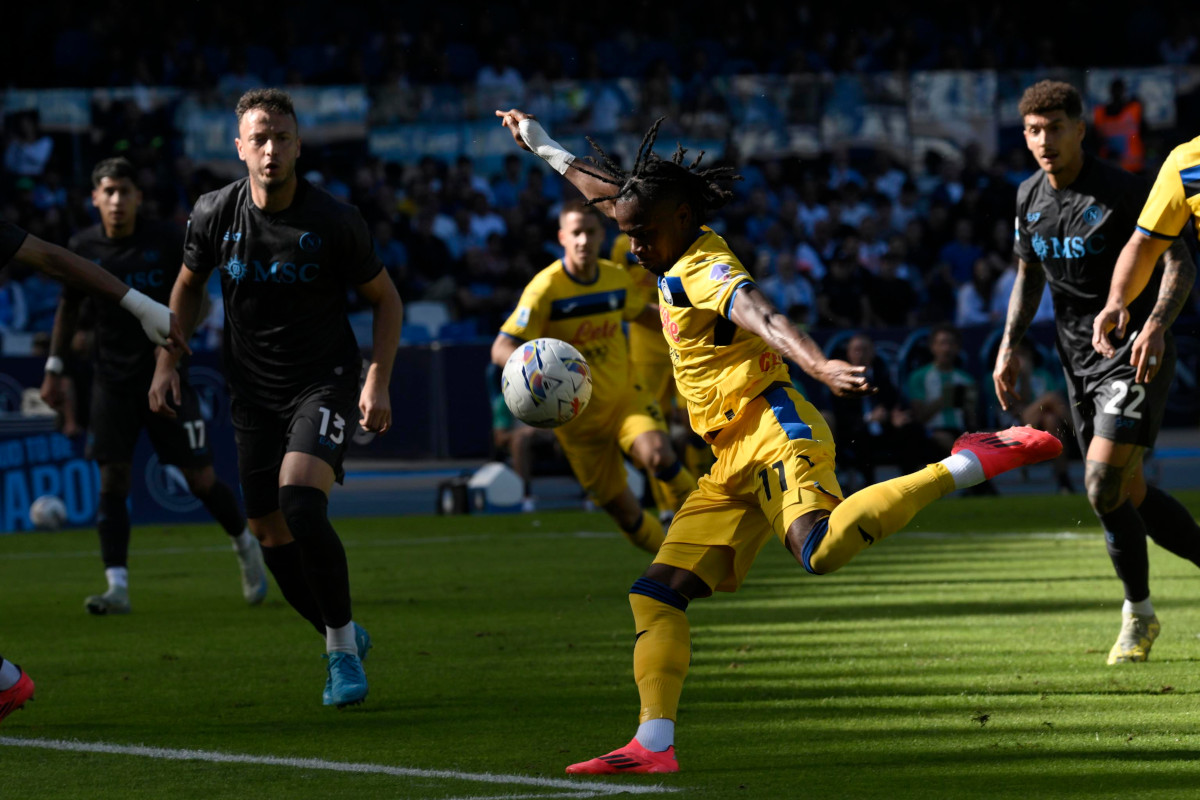 epa11698614 Atalanta’s forward Ademola Lookman scores a goal during the Italian Serie A soccer match SSC Napoli vs US Atalanta at Diego Armando Maradona stadium in Naples, Italy, 03 November 2024. EPA-EFE/CIRO FUSCO