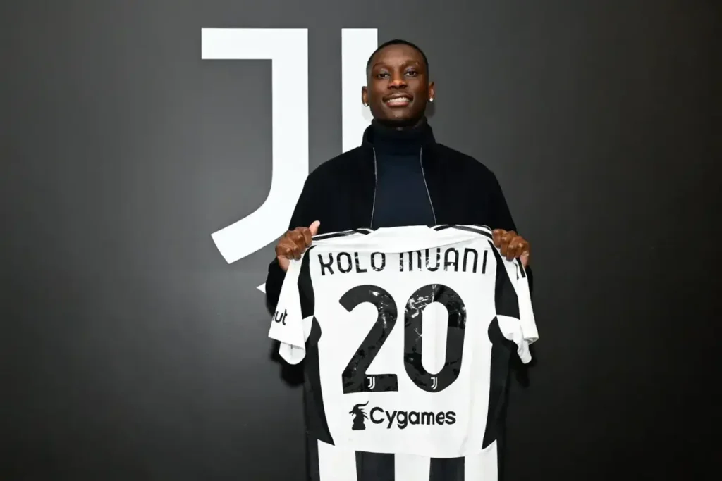 Randal Kolo Muani holds up his Juventus shirt after the official announcement of his signing from PSG. (Picture via www.juventus.com/it)
