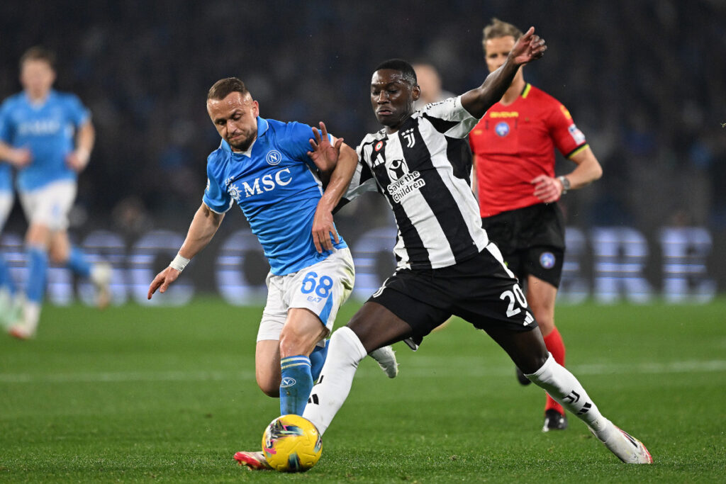 NAPLES, ITALY - JANUARY 25: Randal Kolo Muani of Juventus battles for possession with Stanislav Lobotka of Napoli during the Serie A match between Napoli and Juventus at Stadio Diego Armando Maradona on January 25, 2025 in Naples, Italy. (Photo by Francesco Pecoraro/Getty Images)