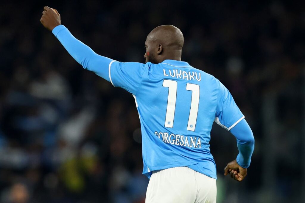 NAPLES, ITALY - NOVEMBER 24: Romelu Lukaku of Napoli celebrates after scoring his side first goal during the Serie A match between Napoli and AS Roma at Stadio Diego Armando Maradona on November 24, 2024 in Naples, Italy. (Photo by Francesco Pecoraro/Getty Images)