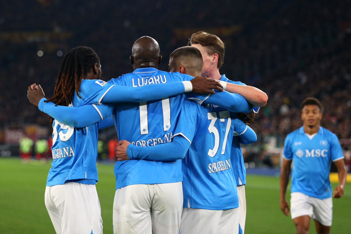 ROME, ITALY - FEBRUARY 02: Leonardo Spinazzola of Napoli celebrates scoring his team's first goal with teammates during the Serie A match between AS Roma and Napoli at Stadio Olimpico on February 02, 2025 in Rome, Italy. (Photo by Paolo Bruno/Getty Images)