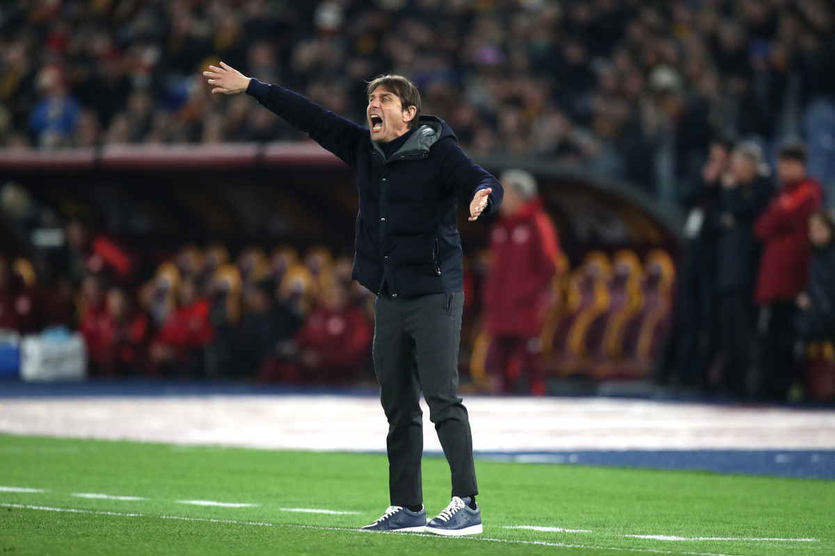 ROME, ITALY - FEBRUARY 02: Antonio Conte, Head Coach of Napoli, gives his side instructions during the Serie A match between AS Roma and Napoli at Stadio Olimpico on February 02, 2025 in Rome, Italy. (Photo by Paolo Bruno/Getty Images)