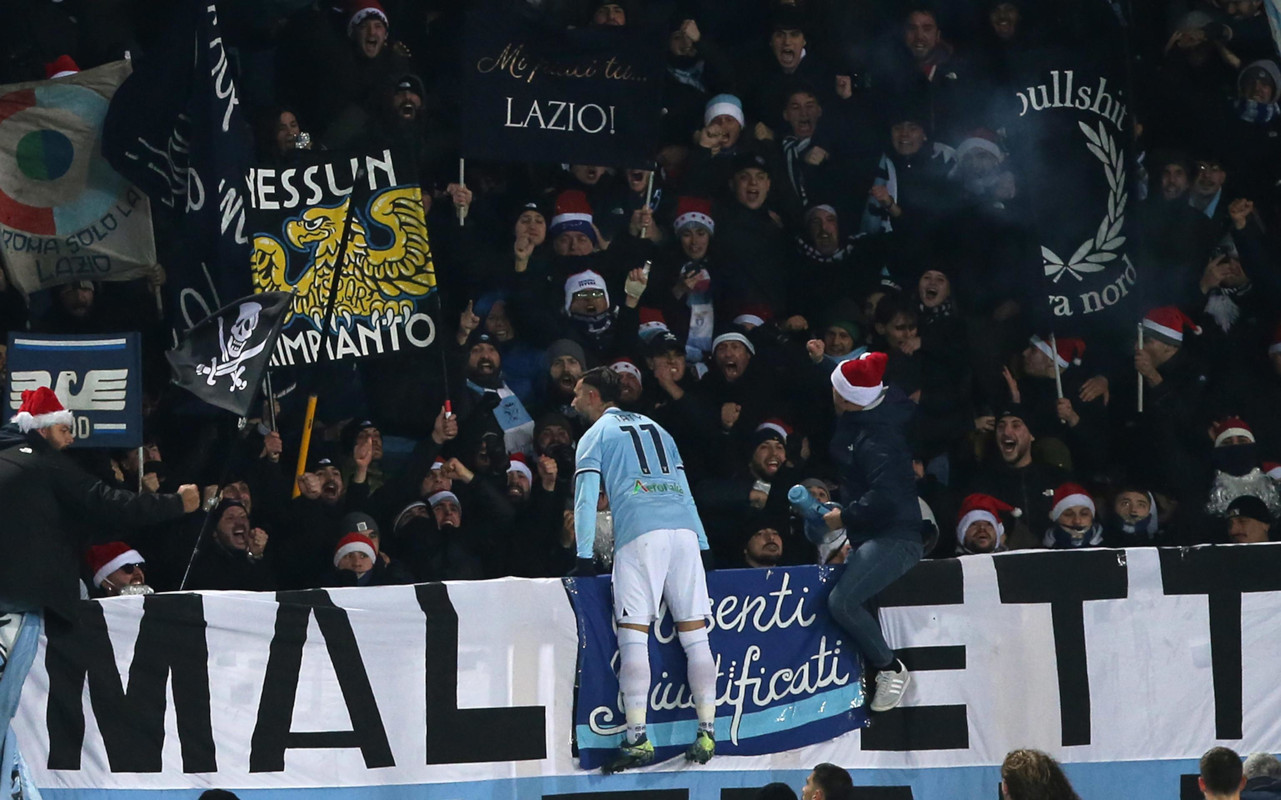 epa11789037 SS Lazio's Taty Castellanos celebrates with supporters after scoring the 1-0 lead during the Italian Serie A soccer match between US Lecce and SS Lazo at the Via del Mare stadium in Lecce, Italy, 21 December 2024. EPA-EFE/ABBONDANZA SCURO LEZZI