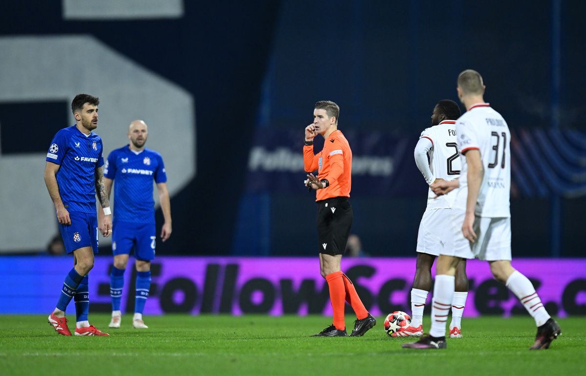 Referee Francois Letexier gestures as a VAR Review concludes that a handball took place in the build up the goal scored by Martin Baturina of GNK Dinamo, resulting in the goal being disallowed, during the UEFA Champions League 2024/25 League Phase MD8 match between GNK Dinamo and AC Milan at Stadion Maksimir on January 29, 2025 in Zagreb, Croatia. (Photo by Jurij Kodrun/Getty Images) (Leao penalty also overturned)