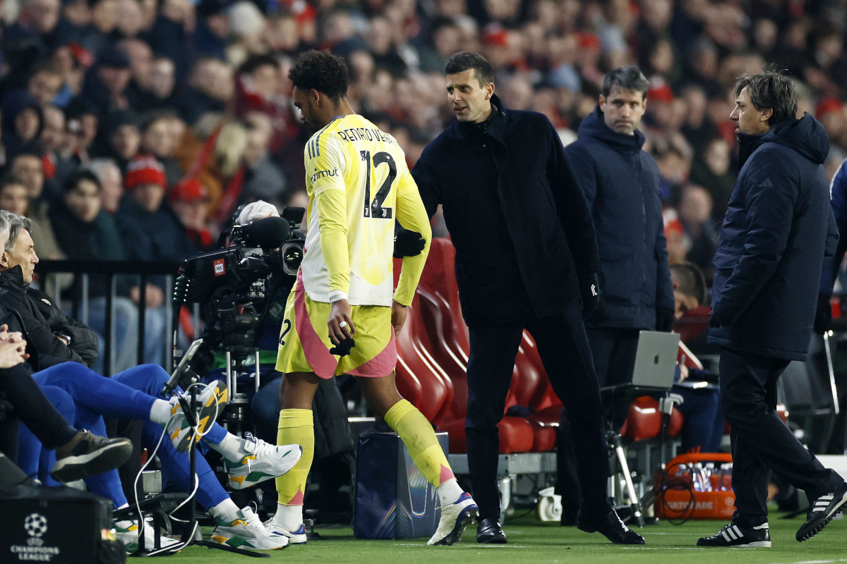 epa11908472 Renato Veiga of Juventus FC leaves the pitch du to injury during the UEFA Champions League knockout phase play-offs 2nd leg soccer match between PSV Eindhoven and Juventus FC in Eindhoven, Netherlands, 19 February 2025. EPA-EFE/KOEN VAN WEEL