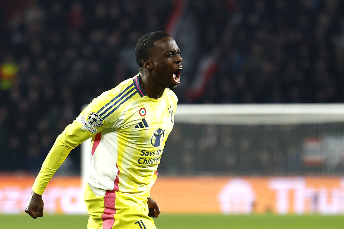 epa11908638 Timothy Weah of Juventus FC celebrates the 1-1 during the UEFA Champions League knockout phase play-offs 2nd leg soccer match between PSV Eindhoven and Juventus FC in Eindhoven, Netherlands, 19 February 2025. EPA-EFE/SEM VAN DER WAL