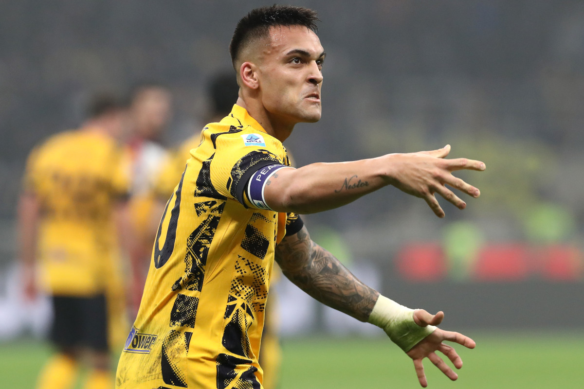 MILAN, ITALY - FEBRUARY 22: Lautaro Martinez of FC Internazionale celebrates scoring his team's first goal during the Serie A match between FC Internazionale and Genoa at Stadio Giuseppe Meazza on February 22, 2025 in Milan, Italy. (Photo by Marco Luzzani/Getty Images)