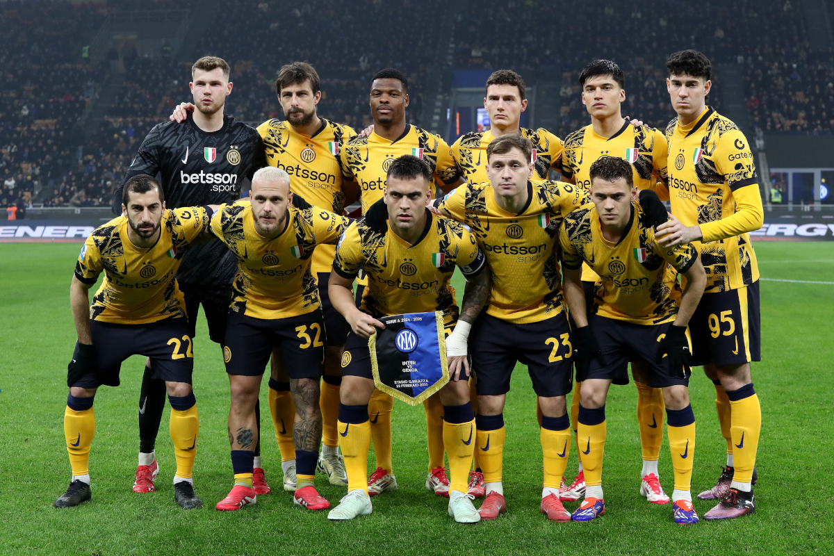 MILAN, ITALY - FEBRUARY 22: Players of FC Internazionale including Josep Martinez pose for a team photograph prior to the Serie A match between FC Internazionale and Genoa at Stadio Giuseppe Meazza on February 22, 2025 in Milan, Italy. (Photo by Marco Luzzani/Getty Images)