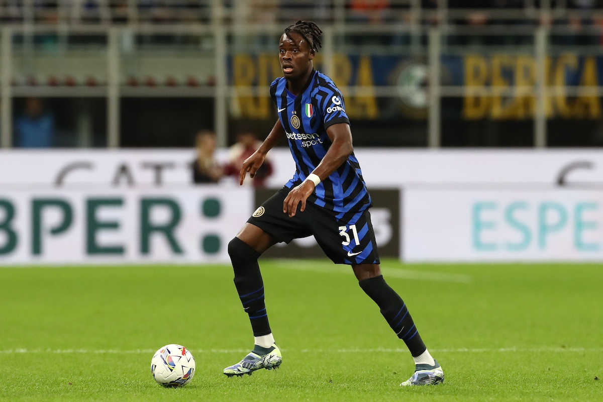 MILAN, ITALY - OCTOBER 05: Yann Aurel Bisseck of FC Internazionale in action during the Serie A match between FC Internazionale and Torino FC at Stadio Giuseppe Meazza on October 05, 2024 in Milan, Italy. (Photo by Marco Luzzani/Getty Images)