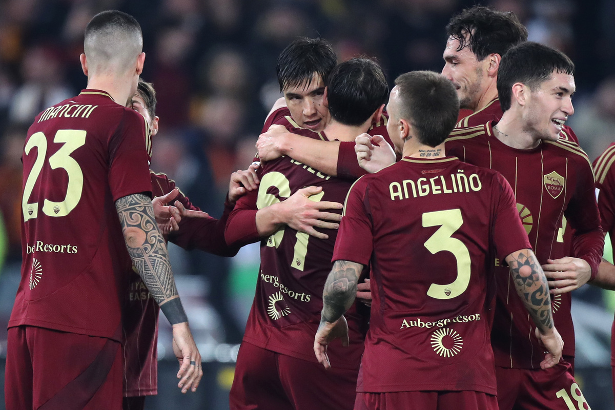 ROME, ITALY - FEBRUARY 24: Eldor Shomurodov of Roma celebrates with teammates after he heads the ball to score his teams second goal during the Serie A match between AS Roma and Monza at Stadio Olimpico on February 24, 2025 in Rome, Italy. (Photo by Paolo Bruno/Getty Images)