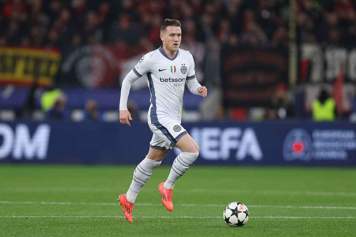 Piotr Zielinski of FC Internazionale runs with the ball during the UEFA Champions League 2024/25 League Phase MD6 match between Bayer 04 Leverkusen and FC Internazionale Milano at BayArena on December 10, 2024 in Leverkusen, Germany. (Photo by Lars Baron/Getty Images)