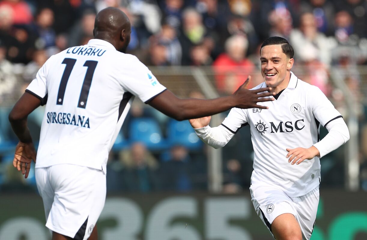 COMO, ITALY - FEBRUARY 23: Giacomo Raspadori of SSC Napoli celebrates with his team-mate Romelu Lukaku after scoring their team's first goal during the Serie A match between Como 1907 and SSC Napoli at Stadio G. Sinigaglia on February 23, 2025 in Como, Italy. (Photo by Marco Luzzani/Getty Images)