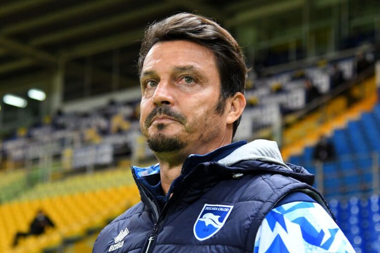 PARMA, ITALY - OCTOBER 28: Massimo Oddo head coach of Pescara Calcio looks on during the Coppa Italia match between Parma Calcio and Pescara Calcio at Ennio Tardini on October 28, 2020 in Parma, Italy. (Photo by Alessandro Sabattini/Getty Images) (Milan Futuro links)