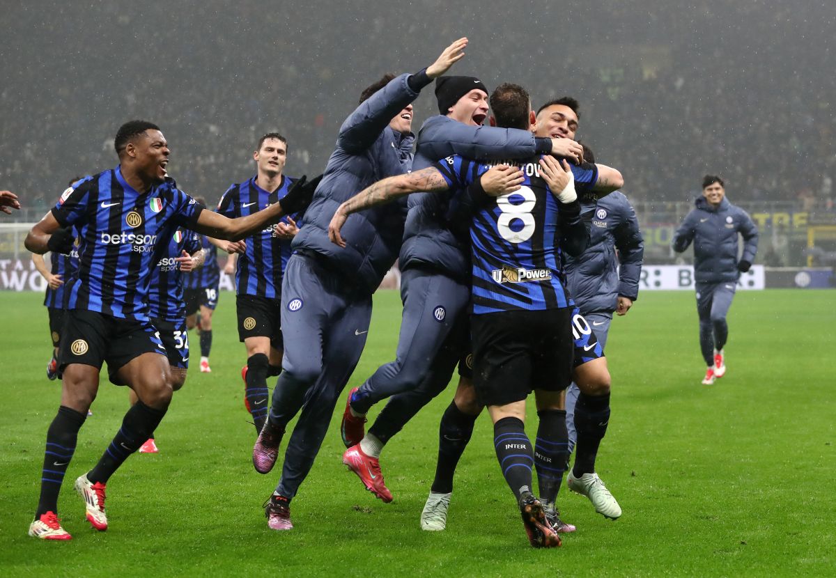 MILAN, ITALY - FEBRUARY 25: Marko Arnautovic of FC Internazionale celebrates scoring his team's first goal with teammates during the Coppa Italia Quarter Final match between FC Internazionale and SS Lazio at Stadio Giuseppe Meazza on February 25, 2025 in Milan, Italy. (Photo by Marco Luzzani/Getty Images)