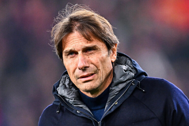 epa11788782 Napolis head coach Antonio Conte looks on before the Italian Serie A soccer match Genoa CFC vs SSC Napoli at Luigi Ferraris stadium in Genoa, Italy, 21 December 2024. EPA-EFE/STRINGER