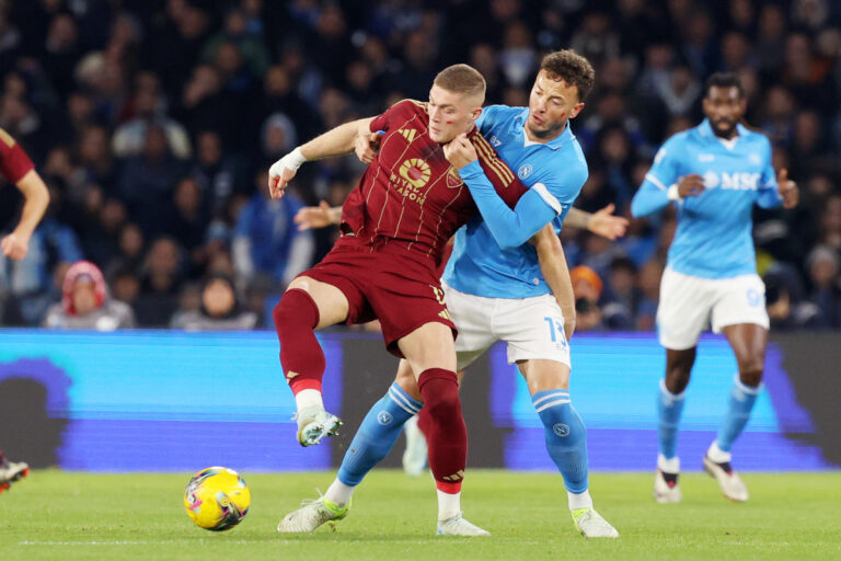 NAPLES, ITALY - NOVEMBER 24: Artem Dovbyk of AS Roma battles for possession with Amir Rrahmani of Napoli during the Serie A match between Napoli and AS Roma at Stadio Diego Armando Maradona on November 24, 2024 in Naples, Italy. (Photo by Francesco Pecoraro/Getty Images)