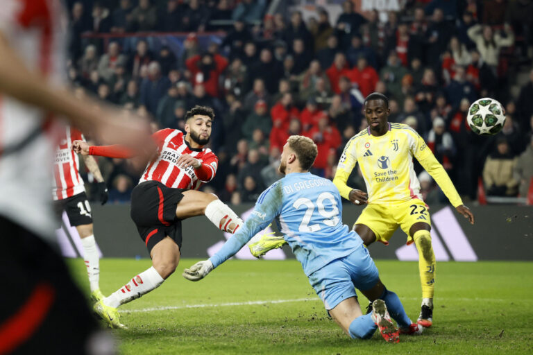 epa11908701 Ismael Saibari of PSV Eindhoven scores the 2-1 lead against Juventus FC goalkeeper Michele Di Gregorio during the UEFA Champions League knockout phase play-offs 2nd leg soccer match between PSV Eindhoven and Juventus FC in Eindhoven, Netherlands, 19 February 2025. EPA-EFE/KOEN VAN WEEL