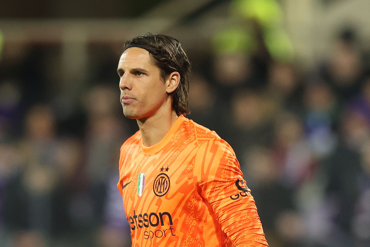 FLORENCE, ITALY - FEBRUARY 6: Yann Sommer goalkeeper of FC Internazionale looks on during the Serie A match between Fiorentina and FC Internazionale at Stadio Artemio Franchi on February 6, 2025 in Florence, Italy. (Photo by Gabriele Maltinti/Getty Images)