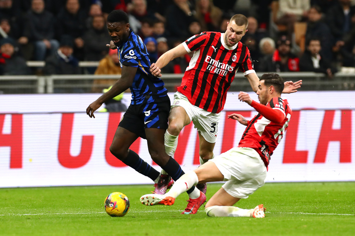 MILAN, ITALY - FEBRUARY 02: Marcus Thuram of FC Internazionale is challenged by Strahinja Pavlovic and Theo Hernandez of AC Milan during the Serie A match between AC Milan and FC Internazionale at Stadio Giuseppe Meazza on February 02, 2025 in Milan, Italy. (Photo by Marco Luzzani/Getty Images)