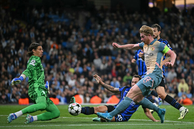 Inter Milan's Swiss goalkeeper #01 Yann Sommer (L) saves this attempt from Manchester City's Belgian midfielder #17 Kevin De Bruyne (R) during the UEFA Champions League, league phase football match between Manchester City and Inter Milan at the Etihad stadium, in Manchester, north-west England, on September 18, 2024 (Photo by Paul ELLIS / AFP) (Photo by PAUL ELLIS/AFP via Getty Images)