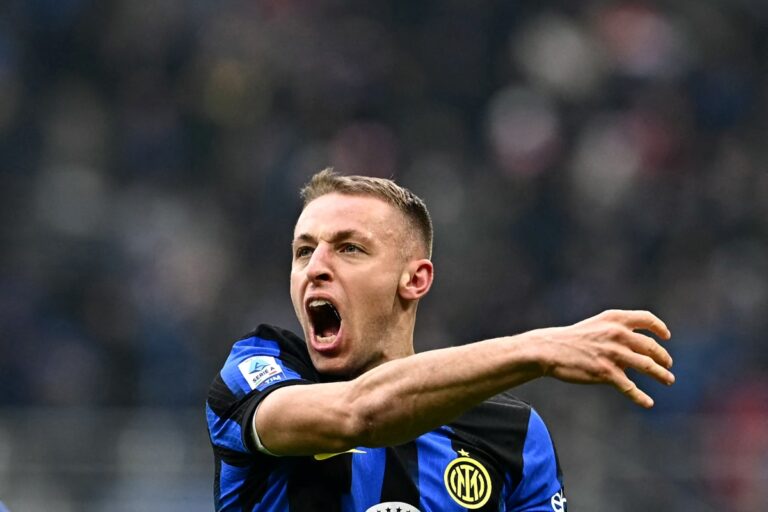 Inter Milan midfielder Davide Frattesi celebrates after scoring his team's second goal during the Italian Serie A football match between Inter Milan and Hellas Verona at the Giuseppe-Meazza (San Siro) Stadium in Milan on January 6, 2024. (Photo by GABRIEL BOUYS / AFP) (Photo by GABRIEL BOUYS/AFP via Getty Images) (Roma, Napoli and Juventus links)