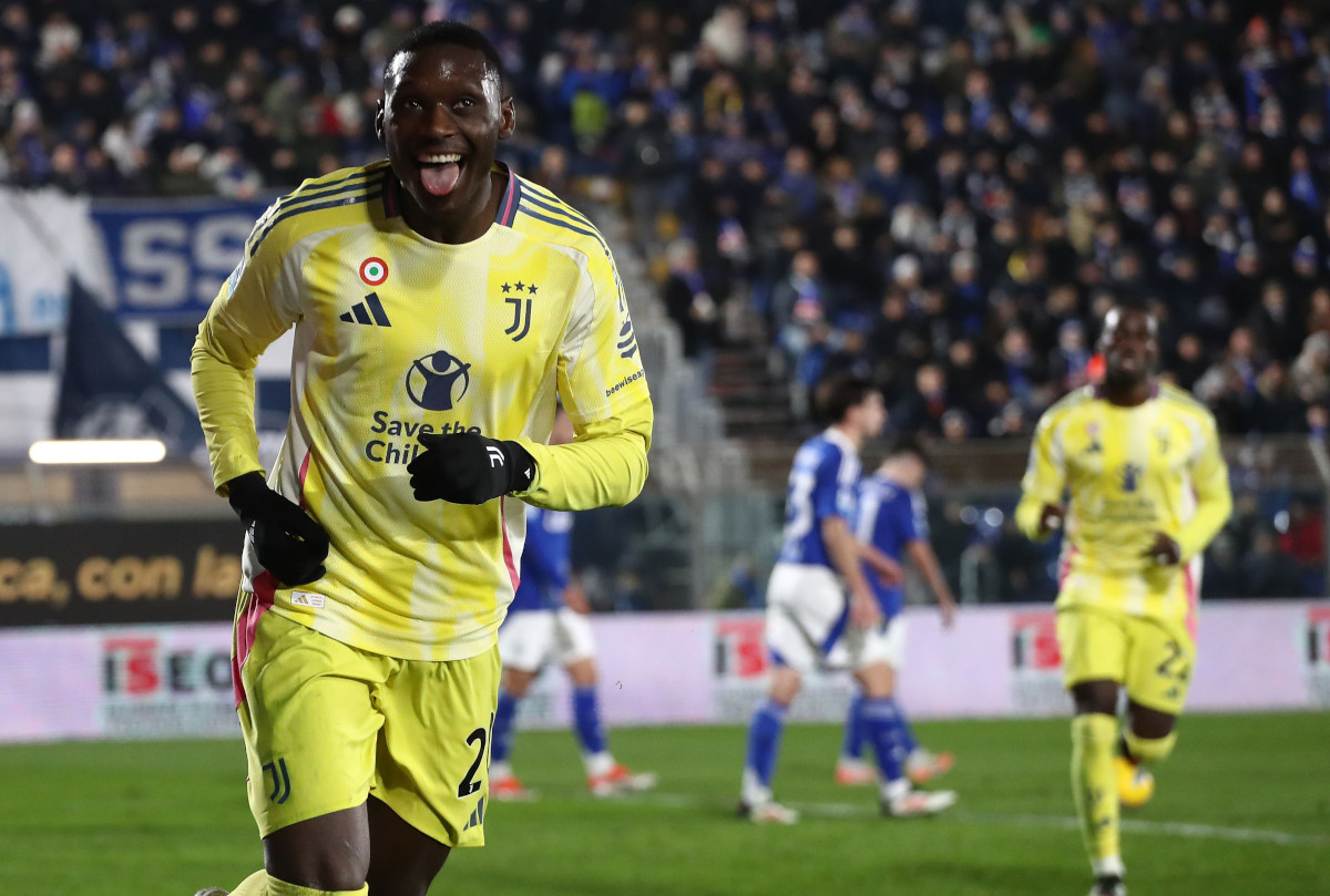 COMO, ITALY - FEBRUARY 07: Randal Kolo Muani of Juventus celebrates after scoring their team's first goal during the Serie A match between Como 1907 and Juventus at Stadio G. Sinigaglia on February 07, 2025 in Como, Italy. (Photo by Marco Luzzani/Getty Images)