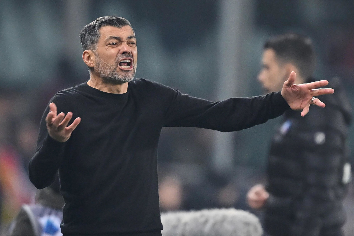 epa11916405 Milan head coach Sergio Conceicao gestures during the Italian Serie A soccer match between Torino FC and AC Milan, in Turin, Italy, 22 February 2025. EPA-EFE/ALESSANDRO DI MARCO