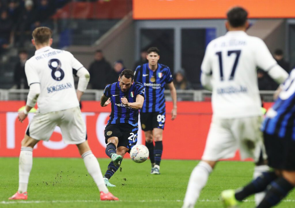 MILAN, ITALY - NOVEMBER 10: Hakan Calhanoglu of FC Internazionale scores his team's first goal, past Alex Meret of Napoli (not pictured) during the Serie A match between FC Internazionale and Napoli at Stadio Giuseppe Meazza on November 10, 2024 in Milan, Italy. (Photo by Marco Luzzani/Getty Images)