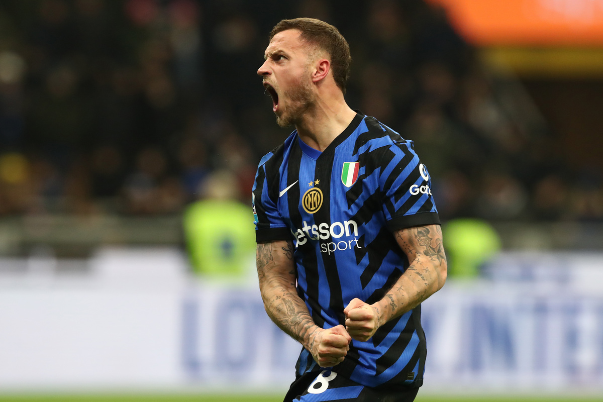 MILAN, ITALY - FEBRUARY 10: Marko Arnautovic of Internazionale celebrates after heading his team's 2nd goal during the Serie A match between FC Internazionale and Fiorentina at Stadio Giuseppe Meazza on February 10, 2025 in Milan, Italy. (Photo by Marco Luzzani/Getty Images)