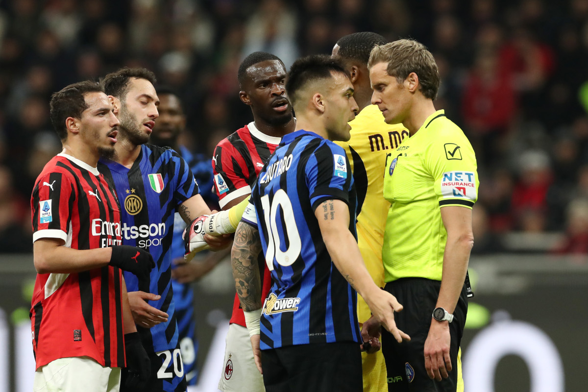 MILAN, ITALY - FEBRUARY 02: Referee Daniele Chiffi reacts with Lautaro Martinez of FC Internazionale during the Serie A match between AC Milan and FC Internazionale at Stadio Giuseppe Meazza on February 02, 2025 in Milan, Italy. (Photo by Marco Luzzani/Getty Images)