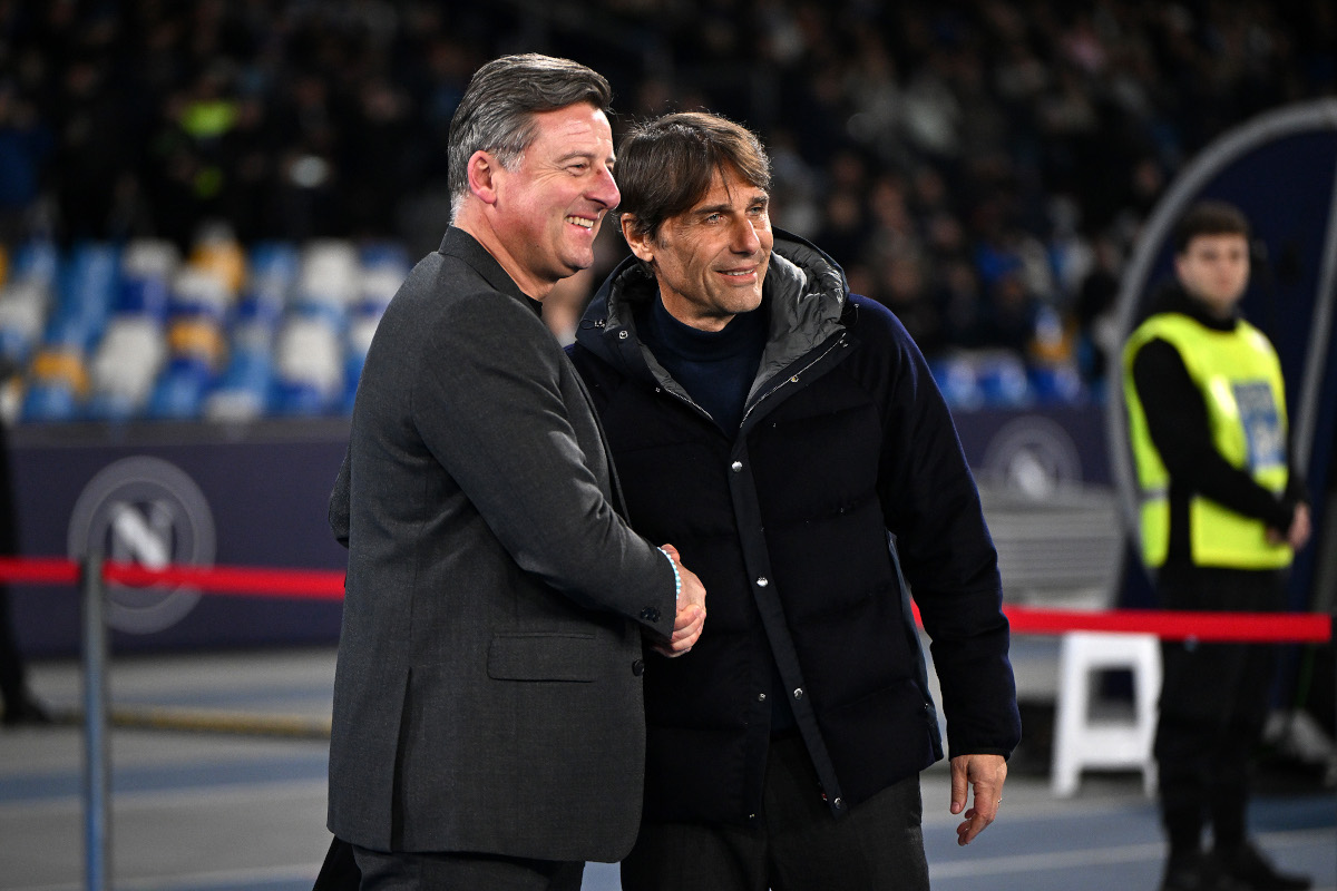 NAPLES, ITALY - FEBRUARY 09: Kosta Runjaic Udinese head coach greets Antonio Conte Napoli head coach before the Serie A match between Napoli and Udinese at Stadio Diego Armando Maradona on February 09, 2025 in Naples, Italy. (Photo by Francesco Pecoraro/Getty Images)