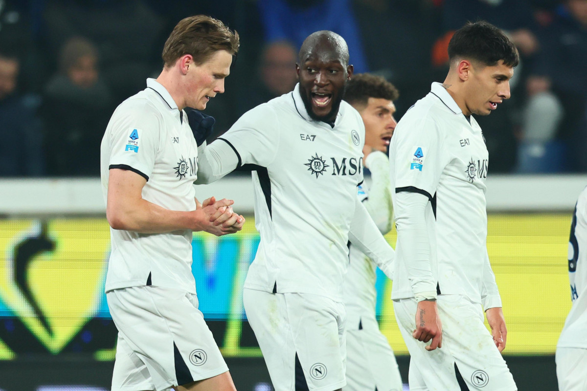 epa11834903 Napoli's Scott McTominay (L) celebrates with his teammates after scoring the 1-2 goal during the Italian Serie A soccer match between Atalanta BC and SSC Napoli in Bergamo, Italy, 18 January 2025. EPA-EFE/MICHELE MARAVIGLIA