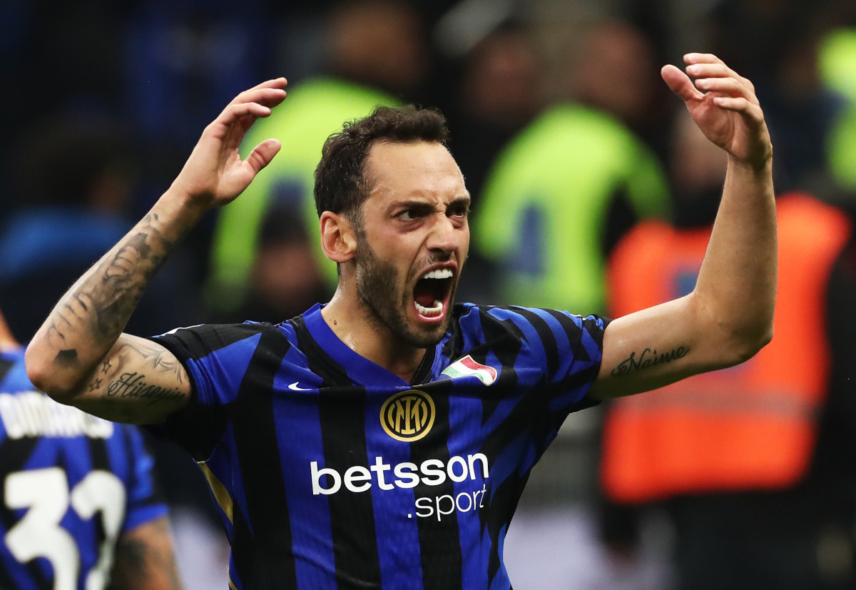 Inter confirm Calhanoglu injury update for Club World Cup 4 MILAN, ITALY - NOVEMBER 10: Hakan Calhanoglu of FC Internazionale celebrates scoring his team's first goal during the Serie A match between FC Internazionale and Napoli at Stadio Giuseppe Meazza on November 10, 2024 in Milan, Italy. (Photo by Marco Luzzani/Getty Images)