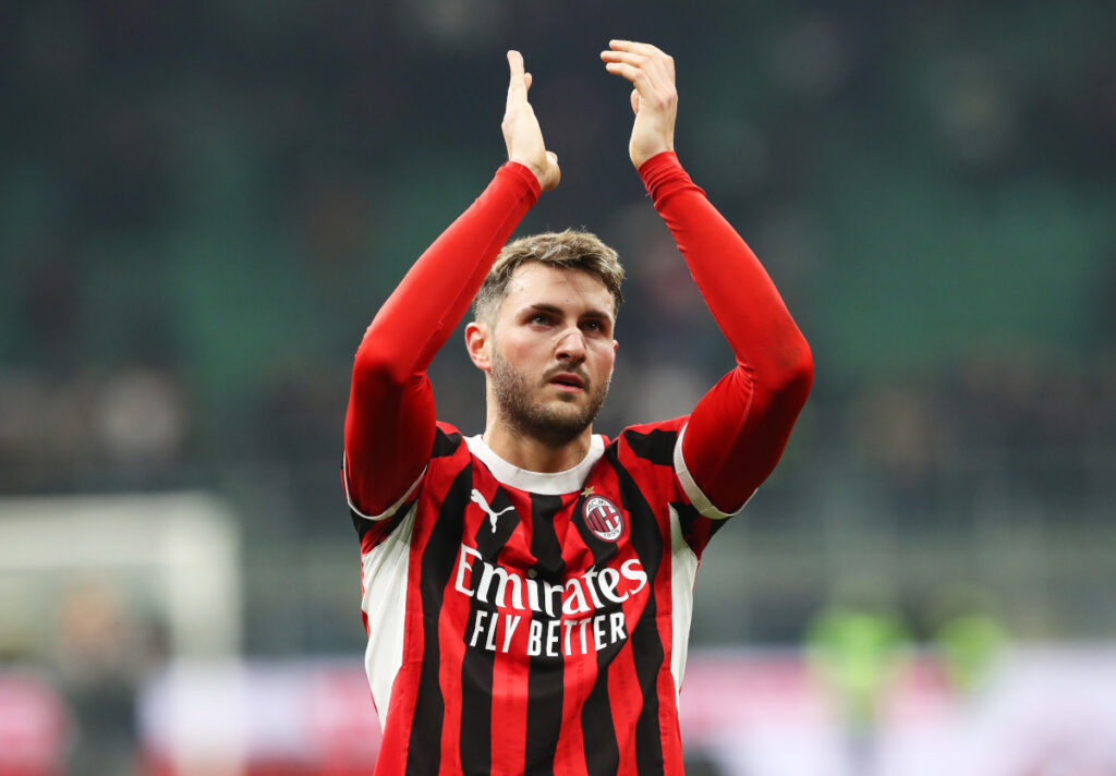 MILAN, ITALY - FEBRUARY 05: Santiago Gimenez of AC Milan acknowledges the fans following the Coppa Italia Quarter Final match between AC Milan and AS Roma at Stadio Giuseppe Meazza on February 05, 2025 in Milan, Italy. (Photo by Marco Luzzani/Getty Images)