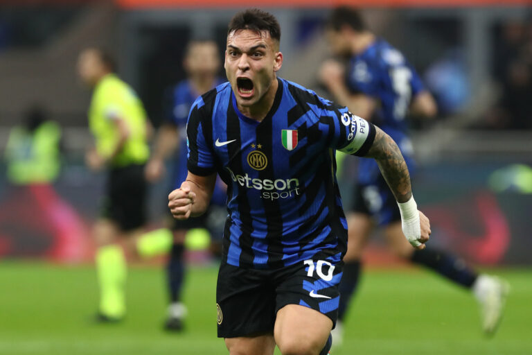 MILAN, ITALY - FEBRUARY 10: Lautaro Martinez of Internazionale celebrates his team's 1st goal, an own goal by Marin Pongracic of Fiorentina, during the Serie A match between FC Internazionale and Fiorentina at Stadio Giuseppe Meazza on February 10, 2025 in Milan, Italy. (Photo by Marco Luzzani/Getty Images)