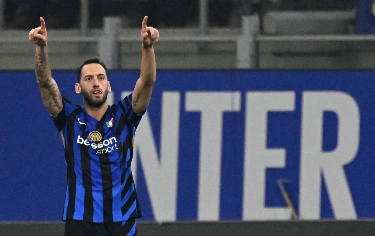 epa11713695 Inter Milan’s Hakan Calhanoglu celebrates afer scoring the 1-1 goal during the Italian Serie A soccer match between Inter and Napoli at Giuseppe Meazza stadium in Milan, Italy, 10 November 2024. EPA-EFE/NICOLA MARFISI