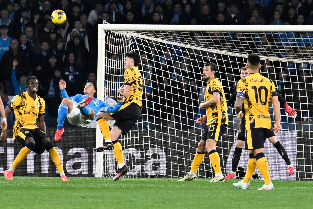 epa11933035 Napoli's forward Giacomo Raspadori in action during the Serie A soccer match SSC Napoli vs Inter FC at Diego Armando Maradona stadium in Naples, Italy, 01 March 2025.  EPA-EFE/CIRO FUSCO