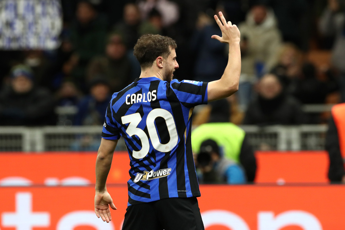 MILAN, ITALY - DECEMBER 23: Carlos Augusto of FC Internazionale celebrates scoring his team's first goal during the Serie A match between FC Internazionale and Como at Stadio Giuseppe Meazza on December 23, 2024 in Milan, Italy. (Photo by Marco Luzzani/Getty Images)