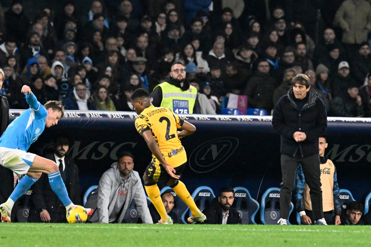 epa11933044 Napoli's head coach Antonio Conte reacts during the Italian Serie A soccer match SSC Napoli vs Inter FC at Diego Armando Maradona stadium in Naples, Italy, 01 March 2025. EPA-EFE/CIRO FUSCO