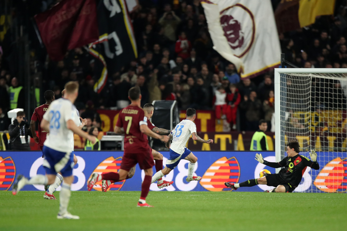 ROME, ITALY - MARCH 02: Lucas Da Cunha of Como scores his team's first goal during the Serie A match between AS Roma and Como at Stadio Olimpico on March 02, 2025 in Rome, Italy. (Photo by Paolo Bruno/Getty Images)