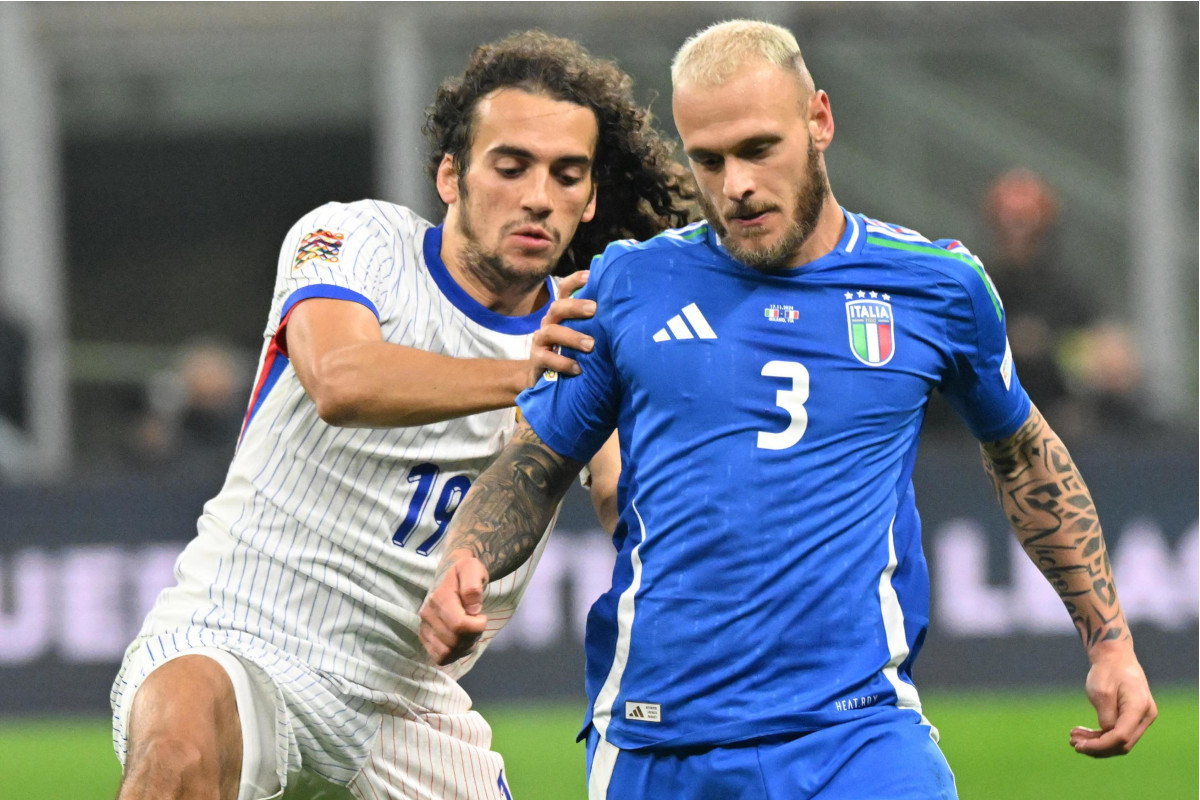 epa11726592 Italy’s defender Federico Dimarco (R) and France’s midfielder Matteo Guendouzi struggle for the ball during the UEFA Nations League soccer match between Italy and France at the Giuseppe Meazza stadium in Milan, Italy, 17 November 2024. EPA-EFE/DANIEL DAL ZENNARO