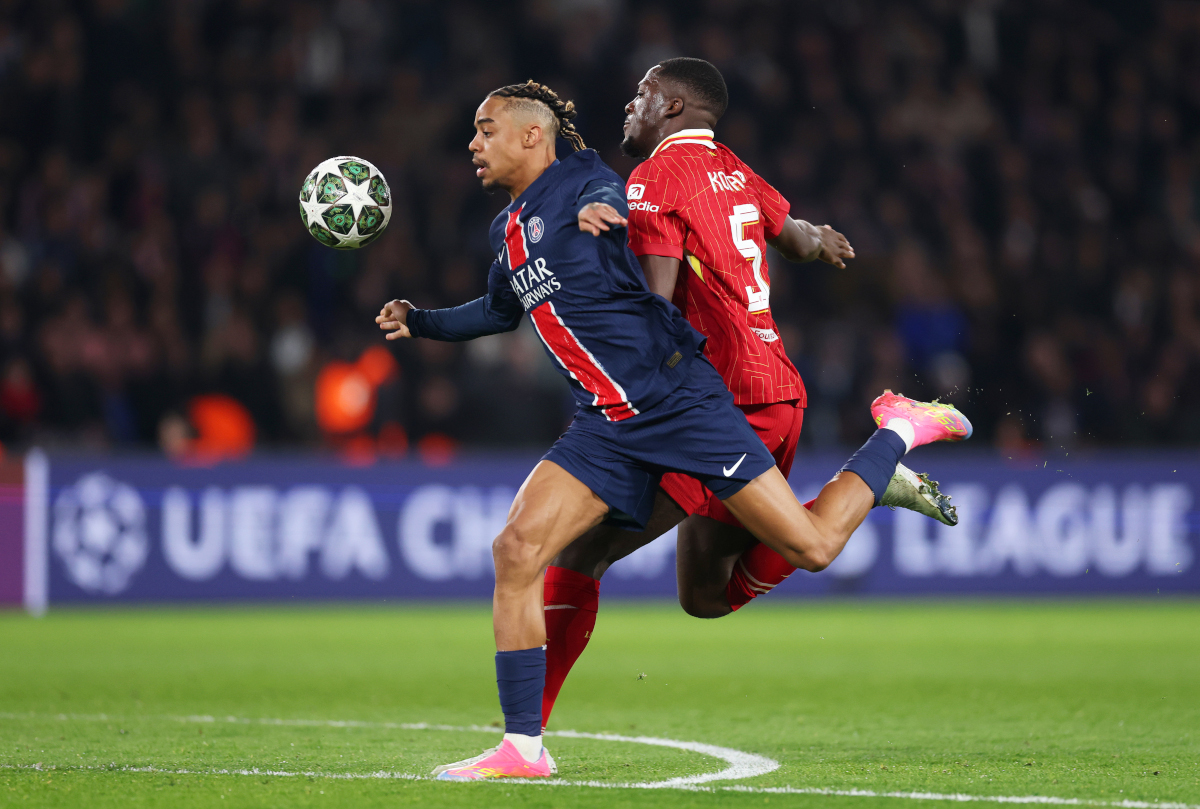 PARIS, FRANCE - MARCH 05: Ibrahima Konate of Liverpool (R) tackles Bradley Barcola of Paris Saint-Germain during the UEFA Champions League 2024/25 Round of 16 first leg match between Paris Saint-Germain and Liverpool FC at Parc des Princes on March 05, 2025 in Paris, France. (Photo by Julian Finney/Getty Images)