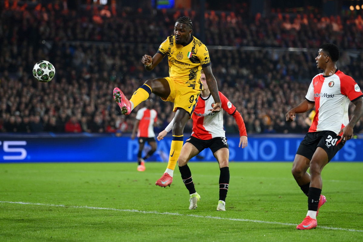 ROTTERDAM, NETHERLANDS - MARCH 05: Marcus Thuram of FC Internazionale scores his team's first goal during the UEFA Champions League 2024/25 Round of 16 first leg match between Feyenoord and FC Internazionale Milano at De Kuip on March 05, 2025 in Rotterdam, Netherlands. (Photo by Justin Setterfield/Getty Images)