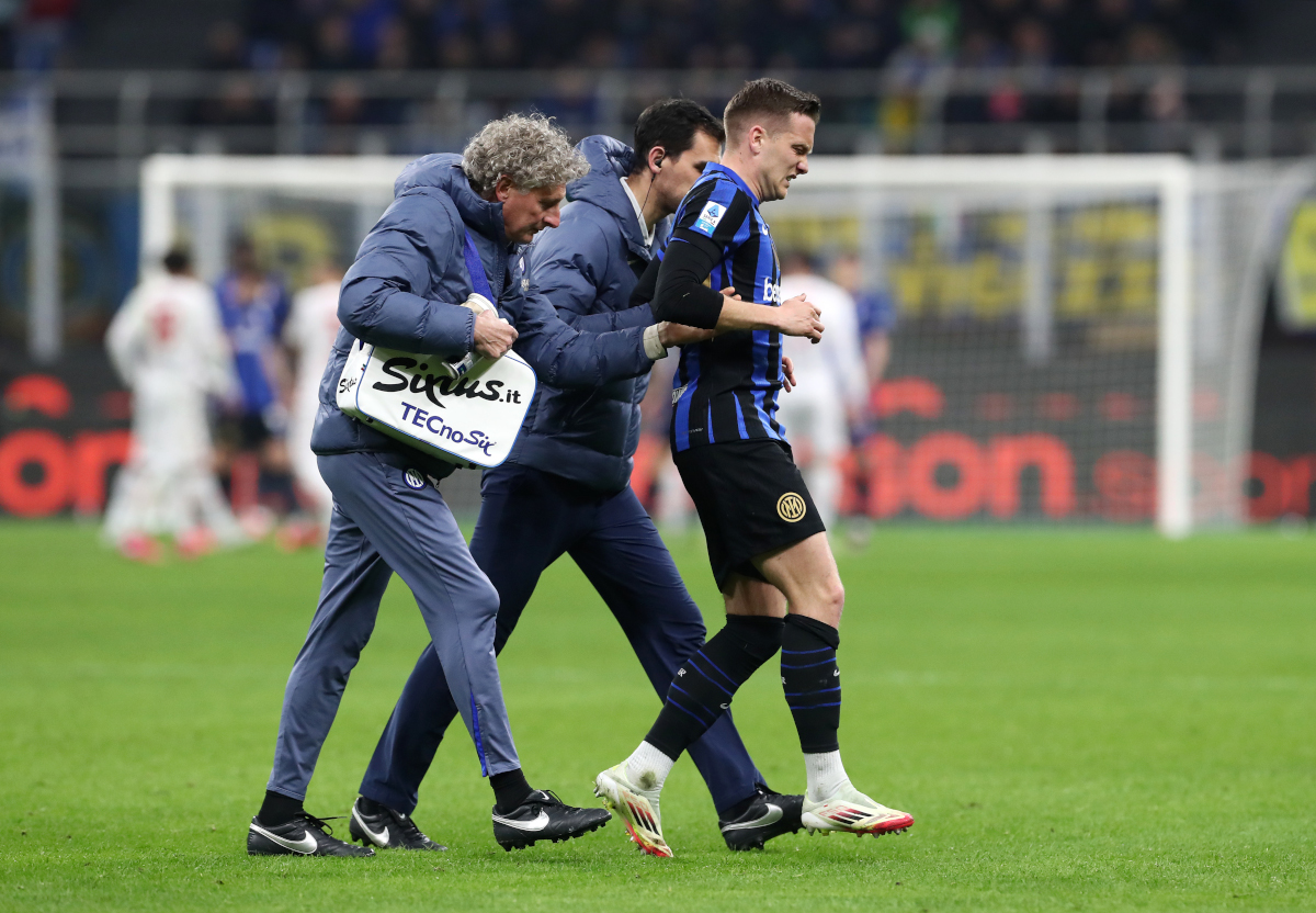 MILAN, ITALY - MARCH 08: Piotr Zielinski of FC Internazionale is injured and taken off the pitch to receive medical treatment during the Serie A match between FC Internazionale and Monza at Stadio Giuseppe Meazza on March 08, 2025 in Milan, Italy. (Photo by Marco Luzzani/Getty Images)