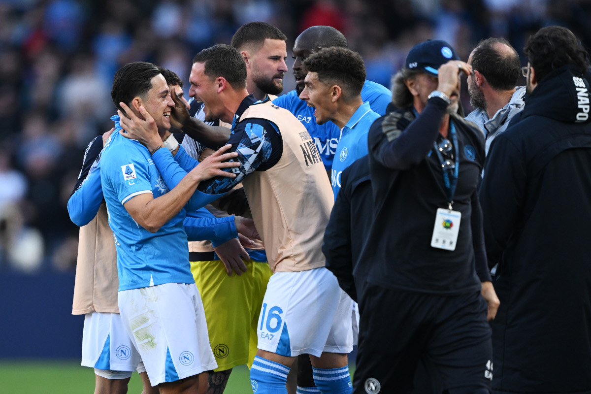 NAPLES, ITALY - MARCH 09: Giacomo Raspadori of Napoli celebrates scoring his team's second goal with teammates during the Serie A match between Napoli and Fiorentina at the Stadio Diego Armando Maradona on March 09, 2025 in Naples, Italy. (Photo by Francesco Pecoraro/Getty Images)