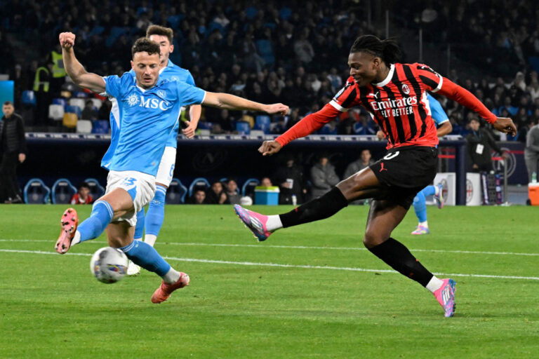 epa12000105 Milans forward Rafael Leao (R) in action during the Italian Serie A soccer match SSC Napoli vs AC Milan at Diego Armando Maradona stadium in Naples, Italy, 30 March 2025. EPA-EFE/CIRO FUSCO