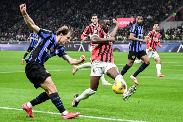 epa11870703 Milan's Fikayo Tomori (R) in action against Inter's Nicolo Barella during the Italian Serie A soccer match between AC Milan and Inter FC, in Milan, Italy, 02 February 2025. EPA-EFE/NICOLA MARFISI