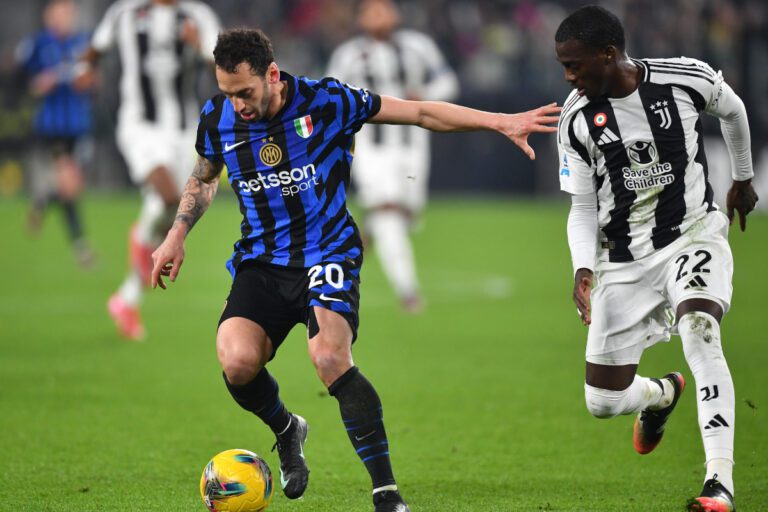 TURIN, ITALY - FEBRUARY 16: Hakan Calhanoglu of FC Internazionale controls the ball whilst under pressure from Timothy Weah of Juventus during the Serie A match between Juventus and FC Internazionale at Allianz Stadium on February 16, 2025 in Turin, Italy. (Photo by Valerio Pennicino/Getty Images)