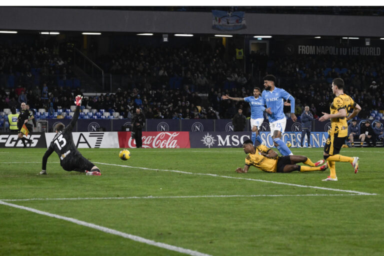 epa11933177 Napoli's midfielder Philip Billing scores a goal during the Italian Serie A soccer match SSC Napoli vs Inter FC at Diego Armando Maradona stadium in Naples, Italy, 01 March 2025. EPA-EFE/CIRO FUSCO