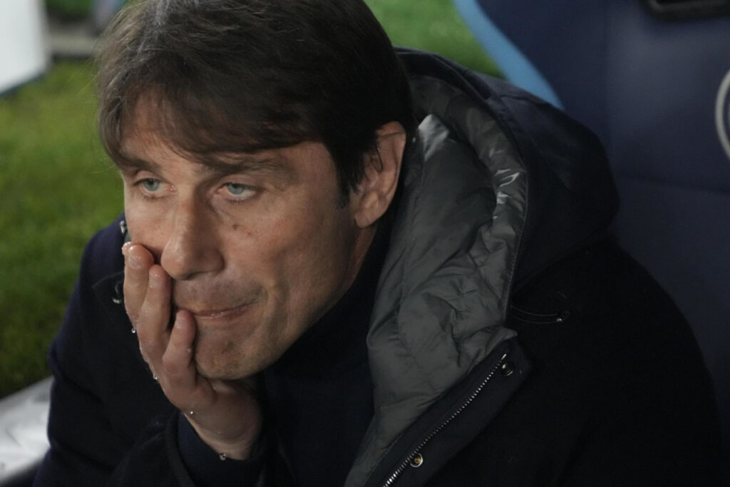 epa12000085 Napoli's head coach Antonio Conte reacts during the Italian Serie A soccer match SSC Napoli vs AC Milan at Diego Armando Maradona stadium in Naples, Italy, 30 March 2025. EPA-EFE/CIRO FUSCO